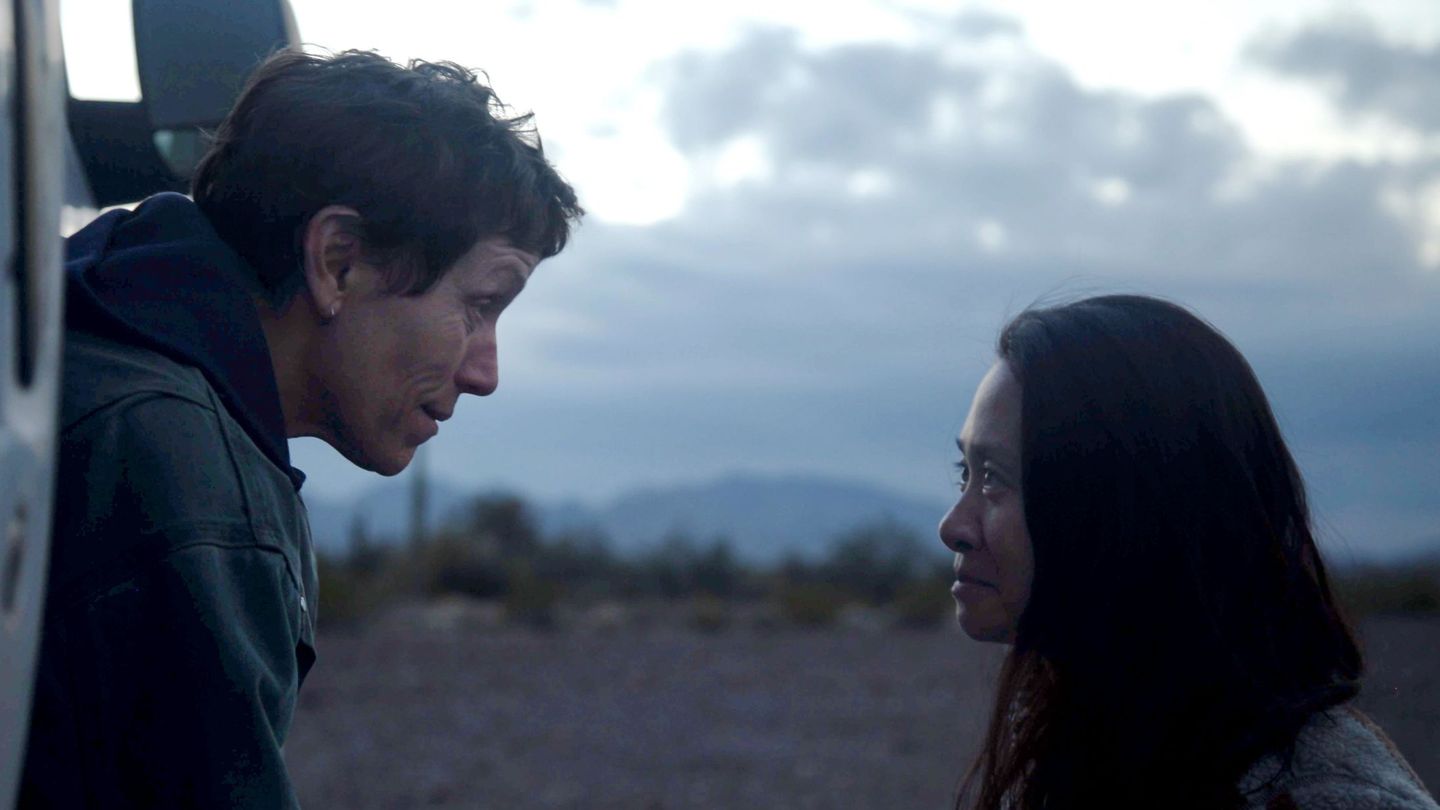 Una imagen de Frances McDormand y Chloe Zhao en el rodaje de 'Nomadland'. (EFE)