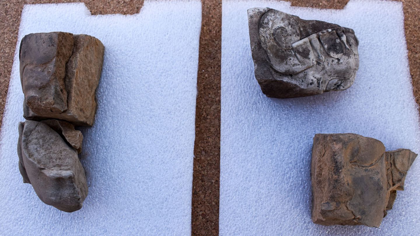 Algunos de los restos encontrados esta semana por los arqueólogos del CSIC en yacimiento de El Turuñuelo en Badajoz. (EFE)