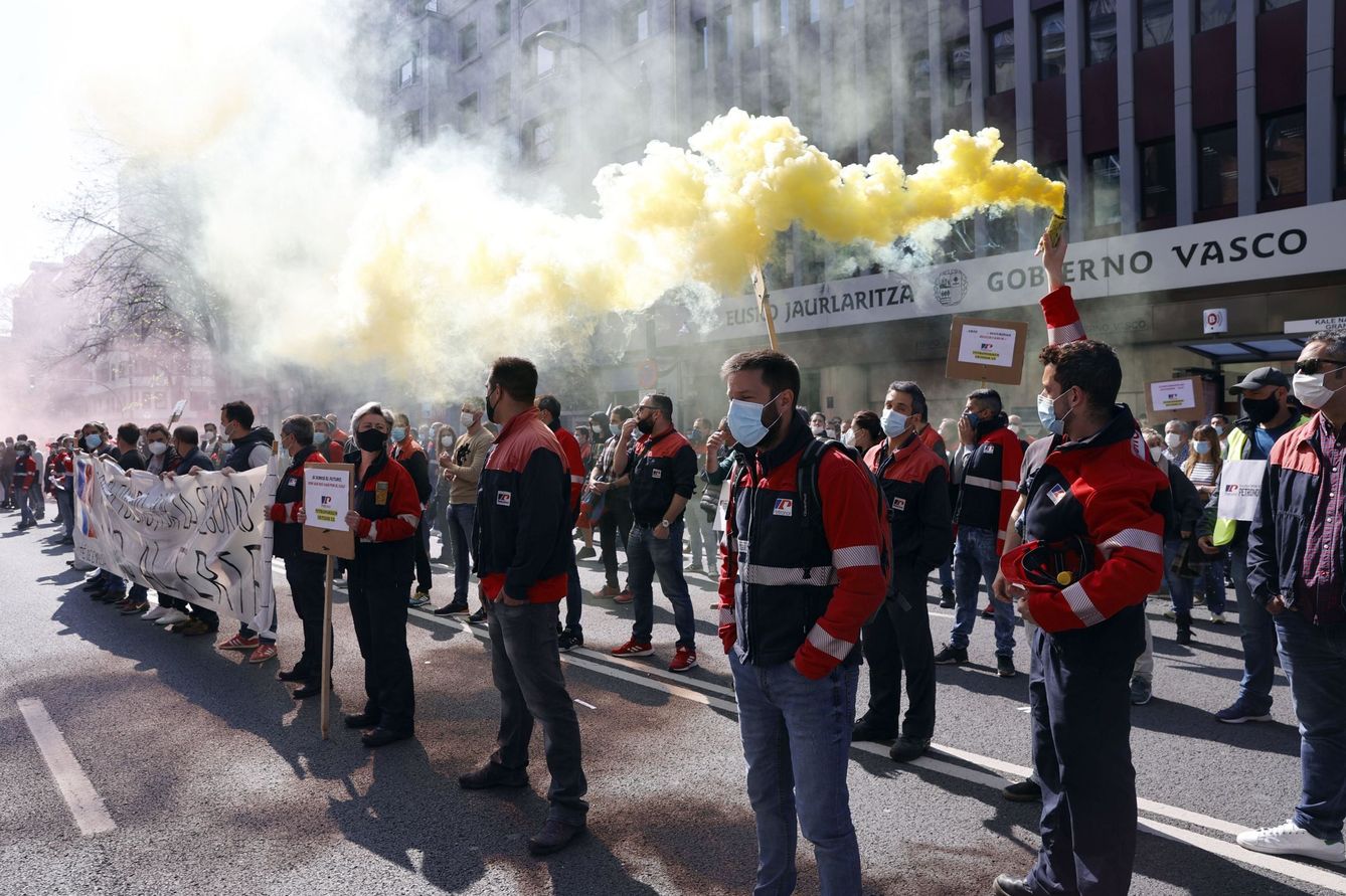 Trabajadores de Petronor protestan por el ERTE en Bilbao. (EFE)