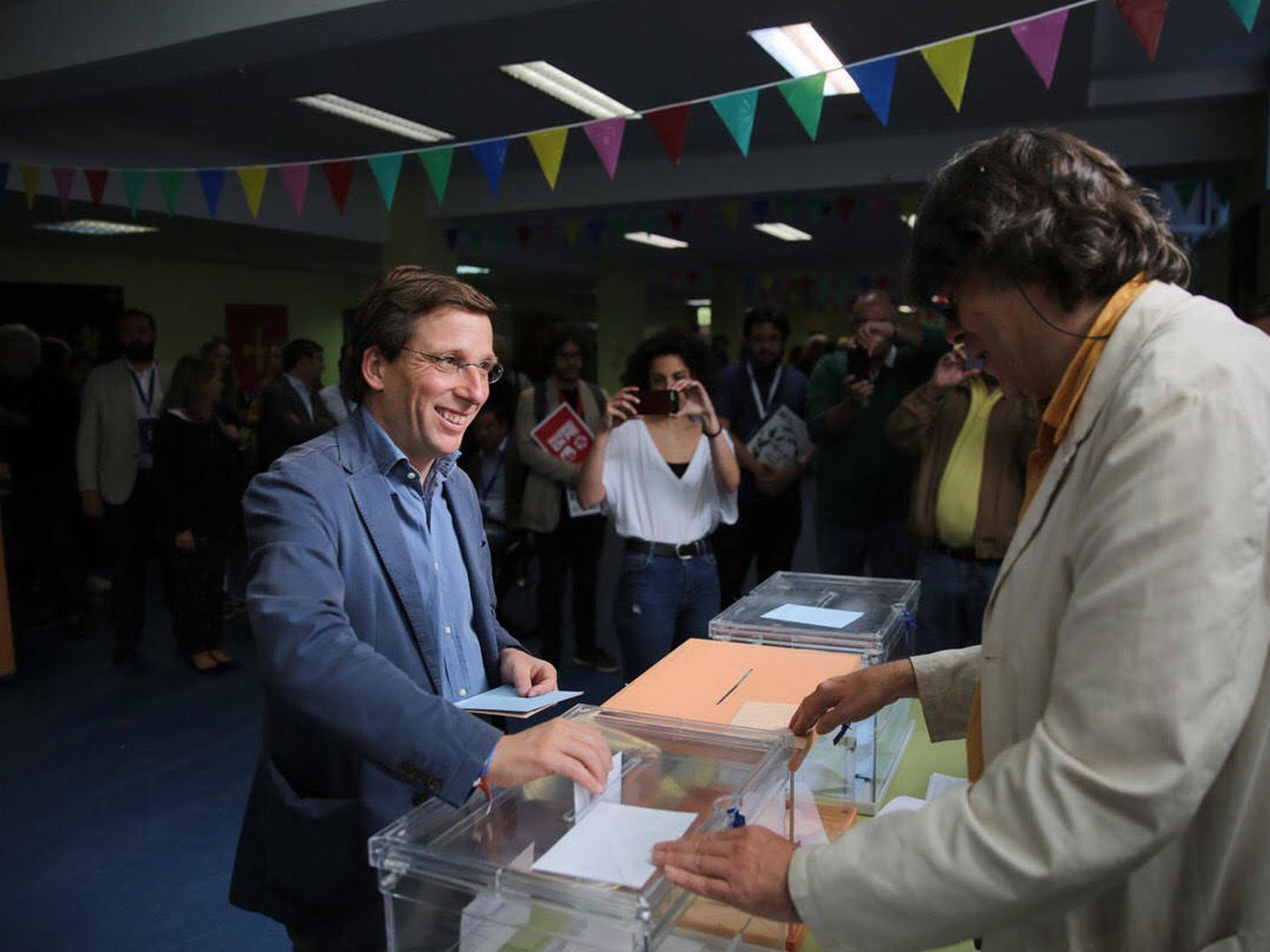 José Luis Martínez Almeida vota en Madrid. (Pedro Ruíz)
