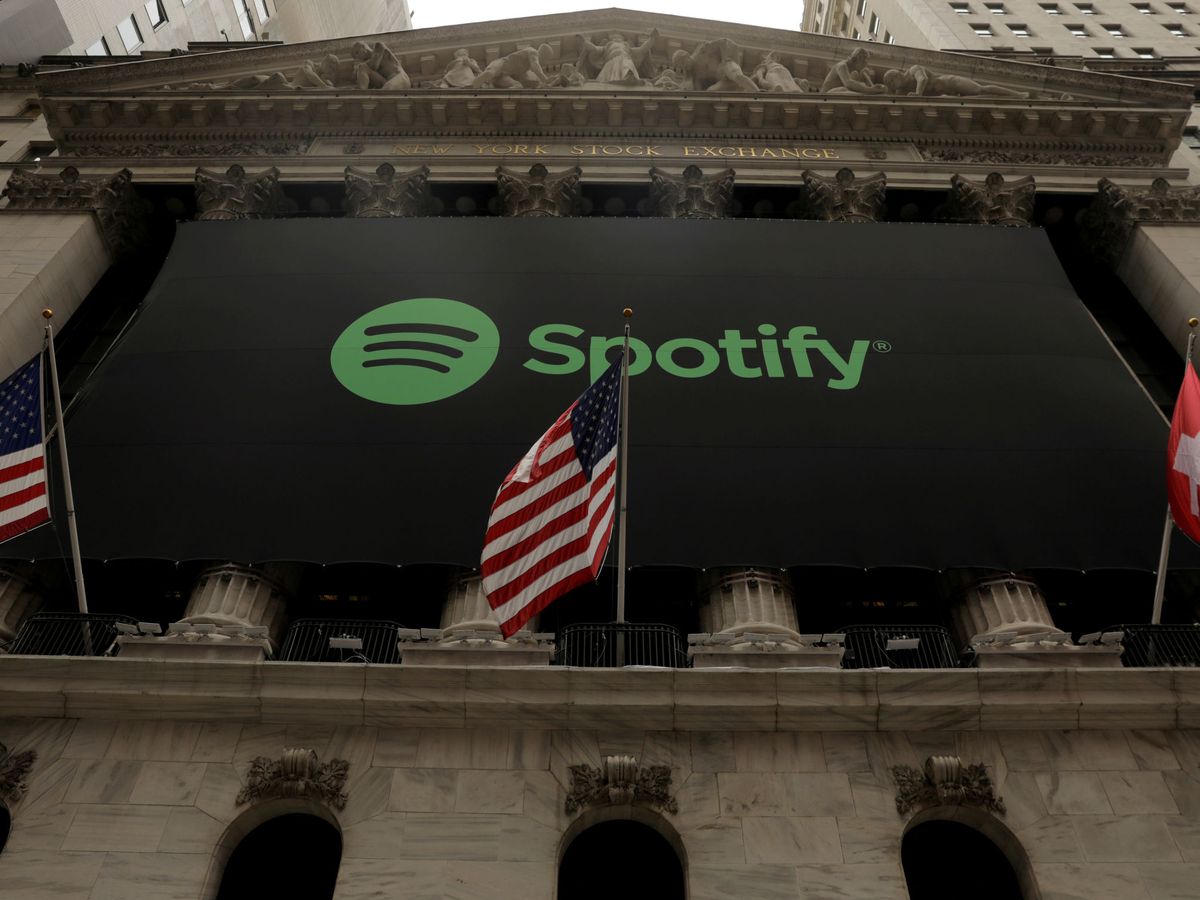 Foto: Logo de Spotify en la fachada de Wall Street, el día de su salida a bolsa. (Reuters)