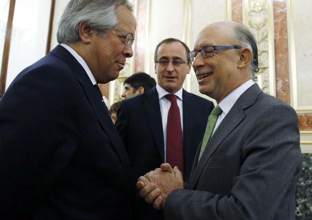 Foto: El presidente de la SEPI, Ramón Aguirre, conversa con Cristóbal Montoro en presencia de Alfonso Alonso