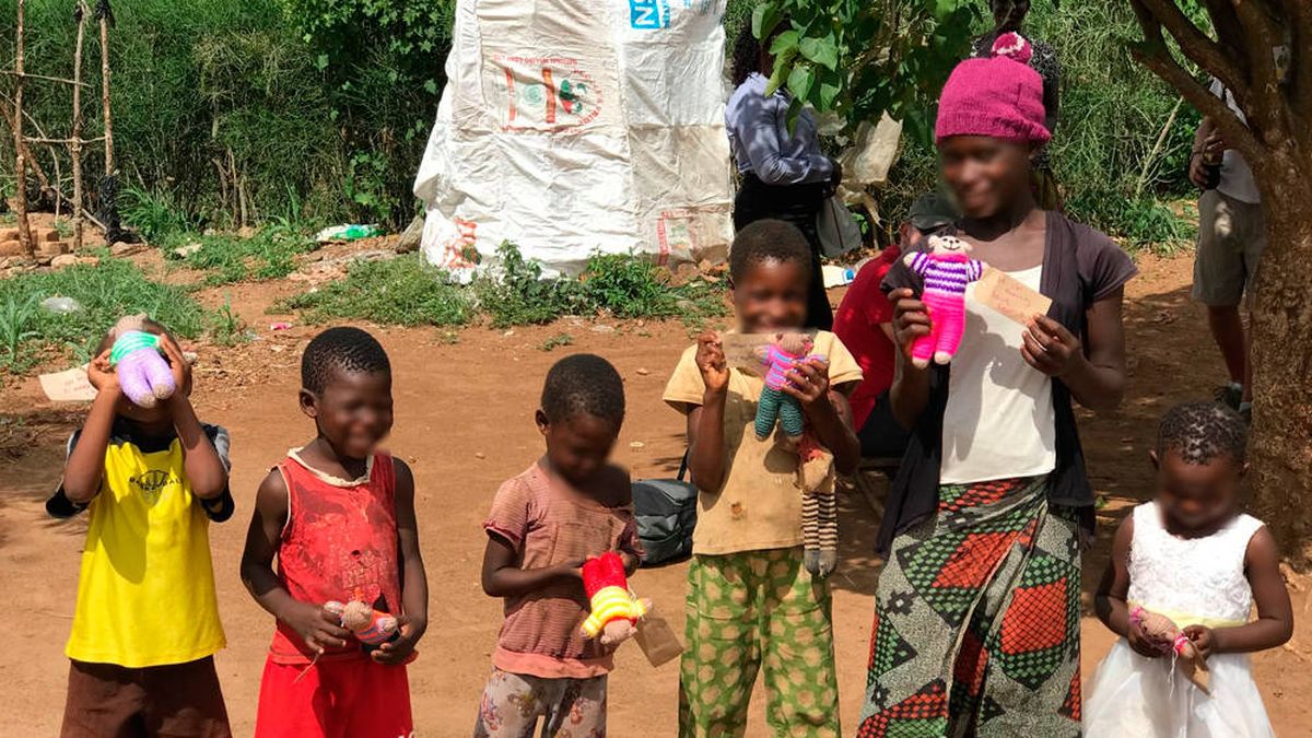 Una abuela británica teje 1000 ositos de peluche para los niños de África