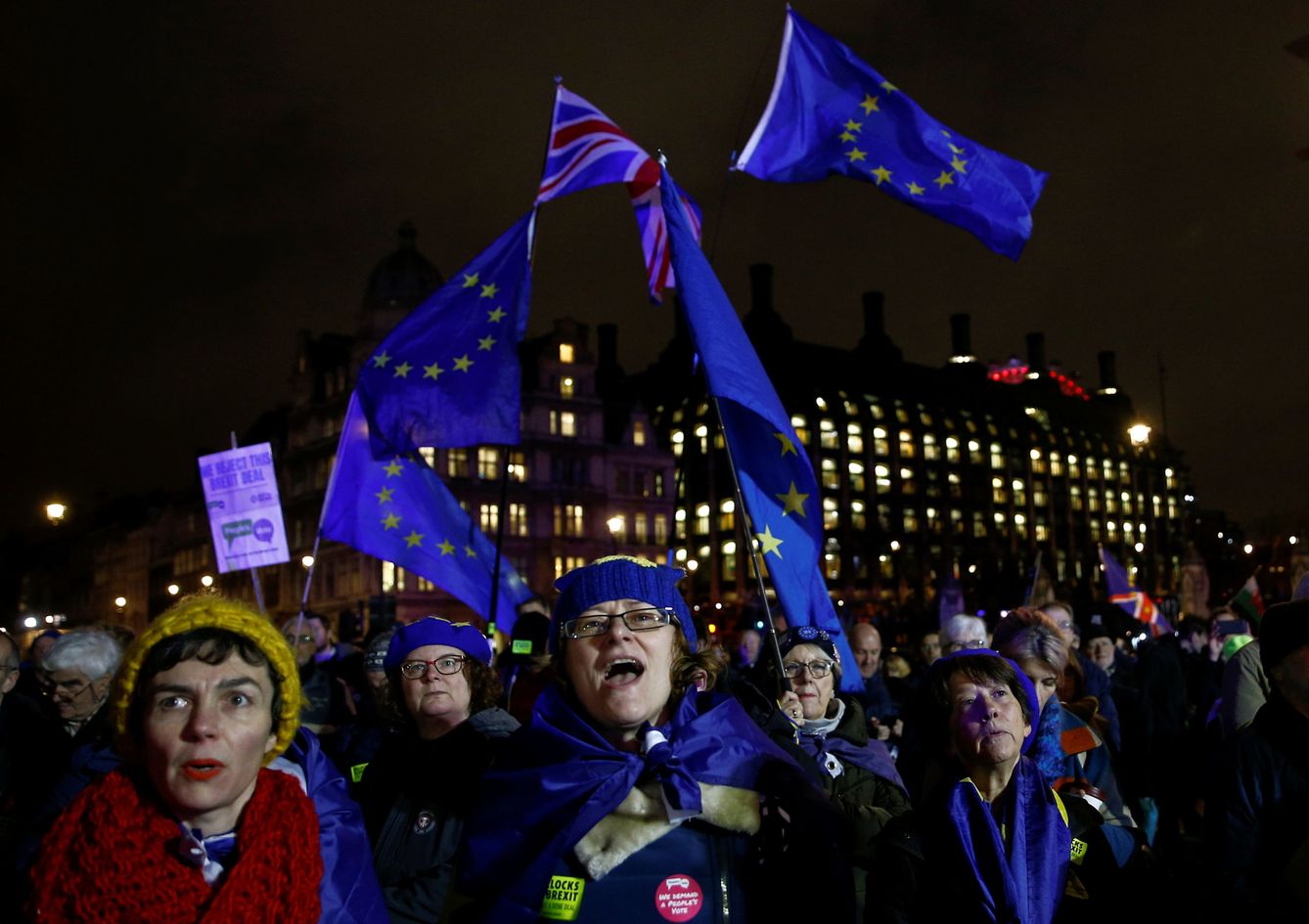 Manifestantes antiBrexit ante el Parlamento británico, en Londres. (Reuters) 