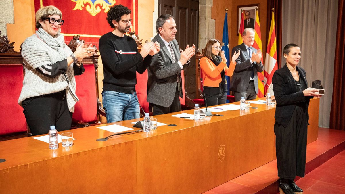 Puigdemont ficha a los diseñadores Josep Abril y Miriam Ponsa para hacer batas 