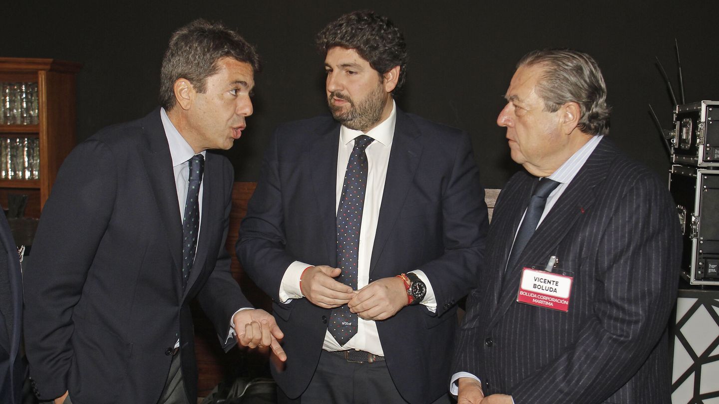 El presidente de la Región de Murcia, el popular Fernando López Miras (en el centro junto a Carlos Mazón y Vicente Boluda, dcha), durante el encuentro en Alicante. (EFE/Morell)