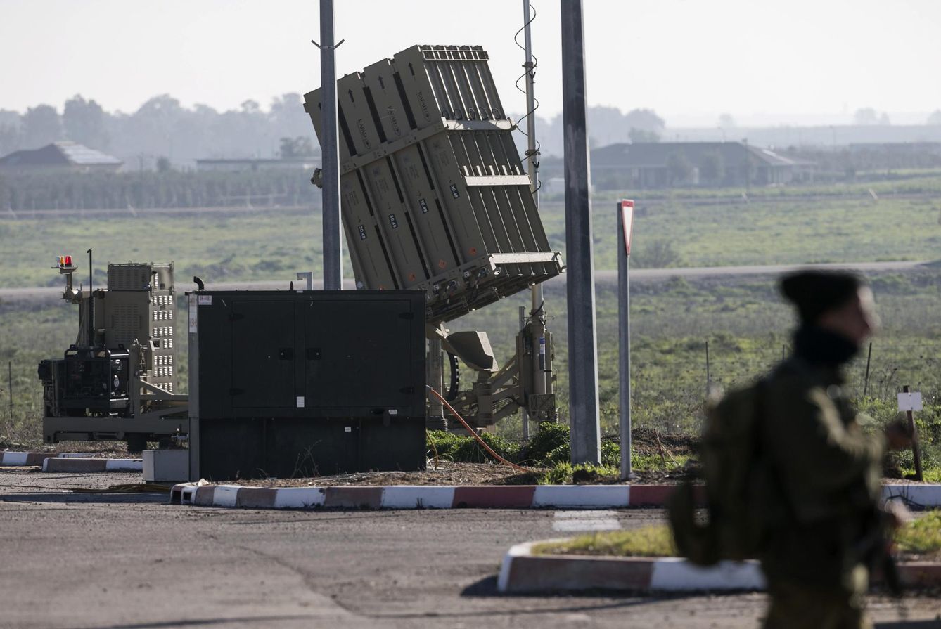 Un soldado israelí custodia un interceptor de misiles Iron Dome desplegado en los Altos del Golán, en enero de 2015. (Reuters)