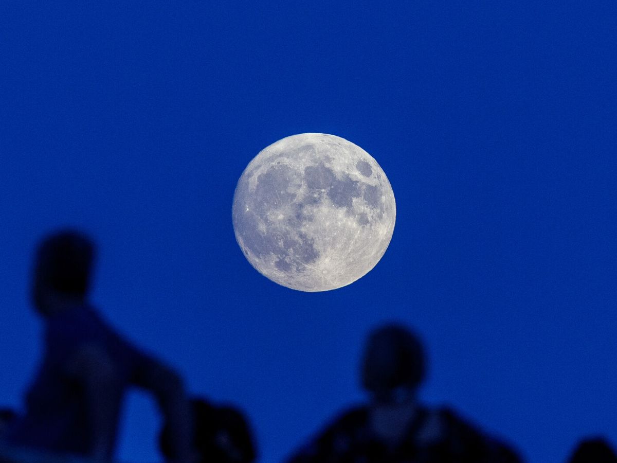 Foto: La luna llena de noviembre o 'Luna del Castor' será muy pronto (EFE/Javier Belver)