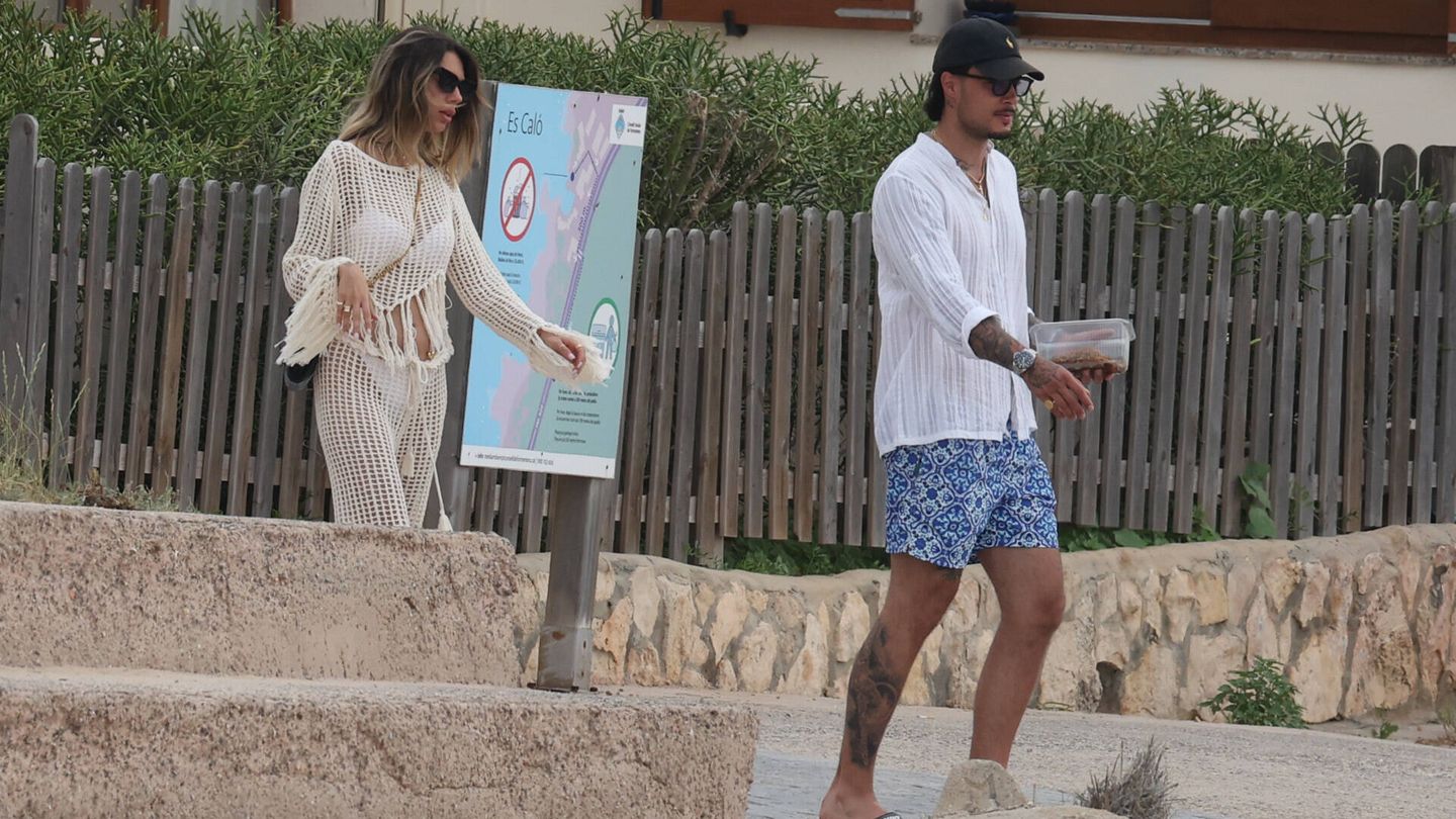 Alejandra Rubio y Carlo Costanzia en Ibiza tras la noticia de su embarazo. (Gtres)