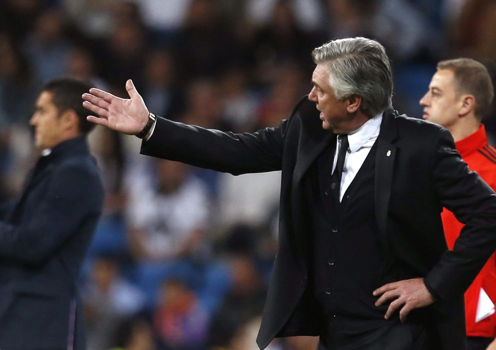 Foto: Ancelotti da órdenes durante el Real Madrid-Almería. (EFE)