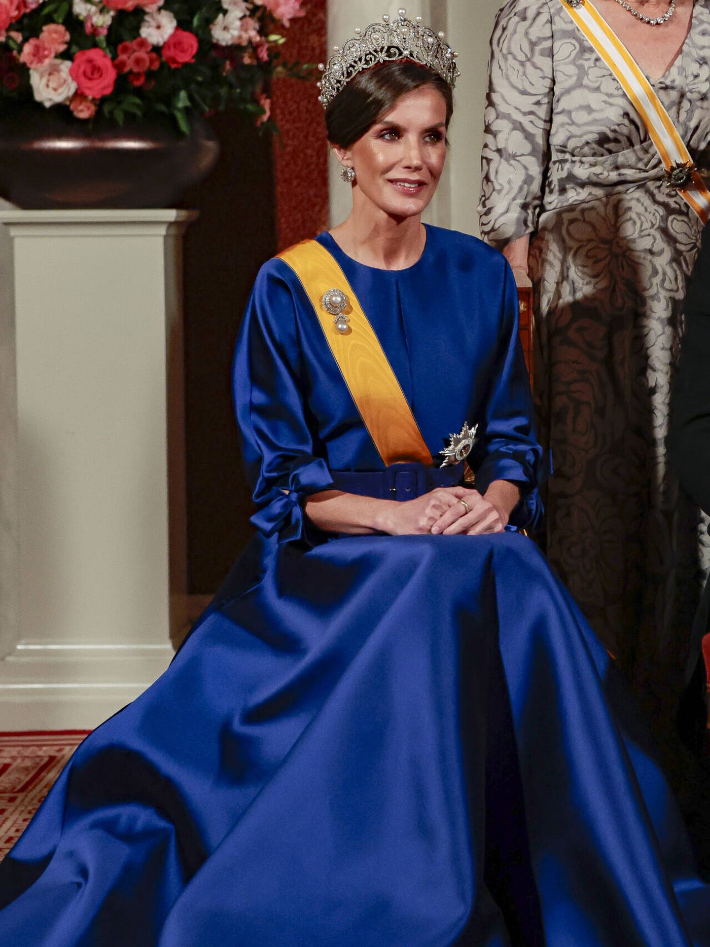El look de la reina Letizia, con vestido de The 2nd Skin. (Gtres/Jesús Briones)