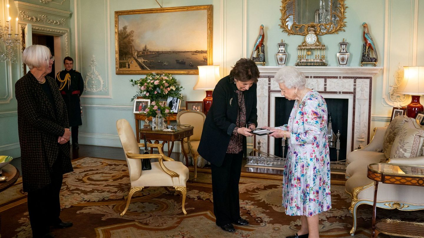 La reina Isabel II, recibiendo visitantes en el palacio de Buckingham. (Reuters/Pool/Aaron Chown)