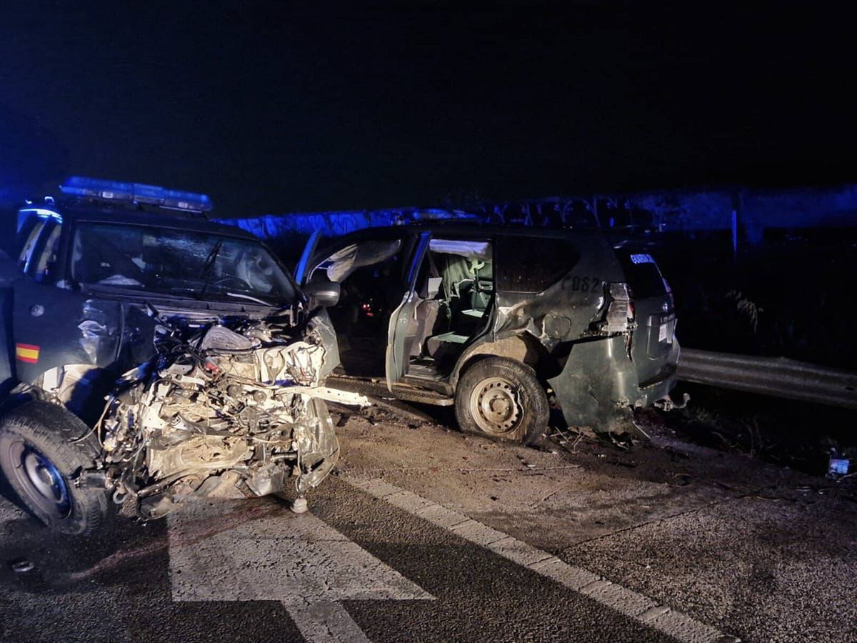 Foto: Un camión se salta un control de la Guardia Civil y mata a seis personas en Los Palacios (Sevilla). (EFE/Guardia Civil)