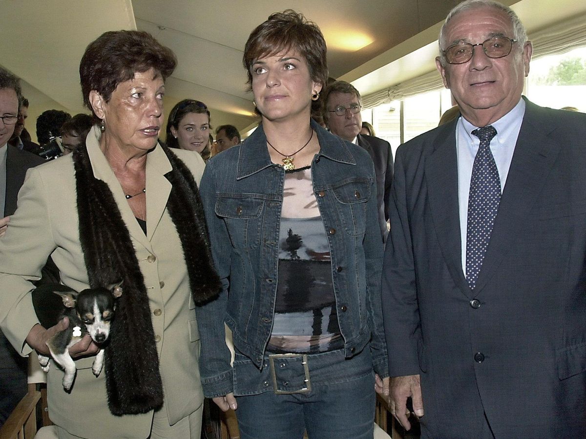 Foto: Arantxa Sánchez Vicario con sus padres, Marisa y Emilio. (EFE/Andreu Dalmau)