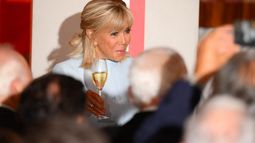 Brigitte Macron se despide de Felipe VI y Letizia con su fórmula infalible: último look en azul pastel, cuello chimenea y líneas puras