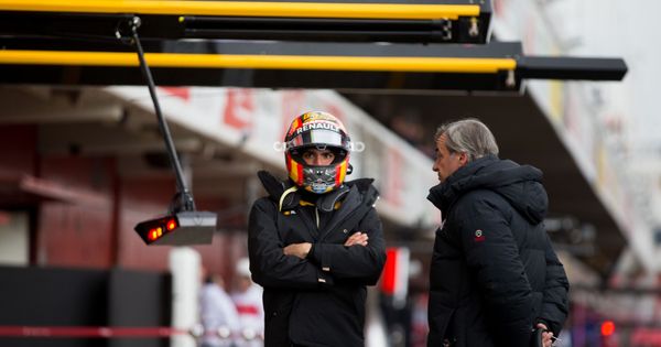 Foto: Carlos Sainz habla con su padre este lunes en Montmeló en la primera jornada de pretemporada de la F1. (EFE)