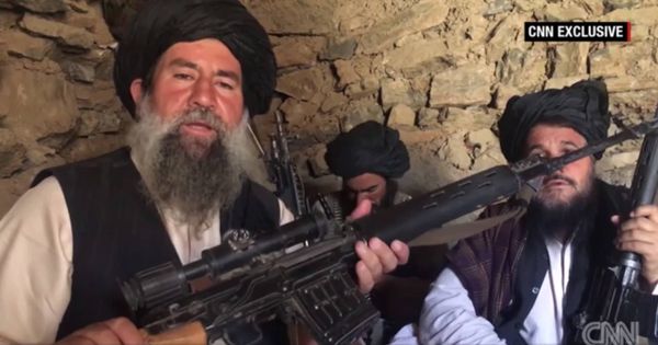 Foto: Captura de pantalla del vídeo que muestra a comandantes talibanes con armas rusas (Fuente: CNN)
