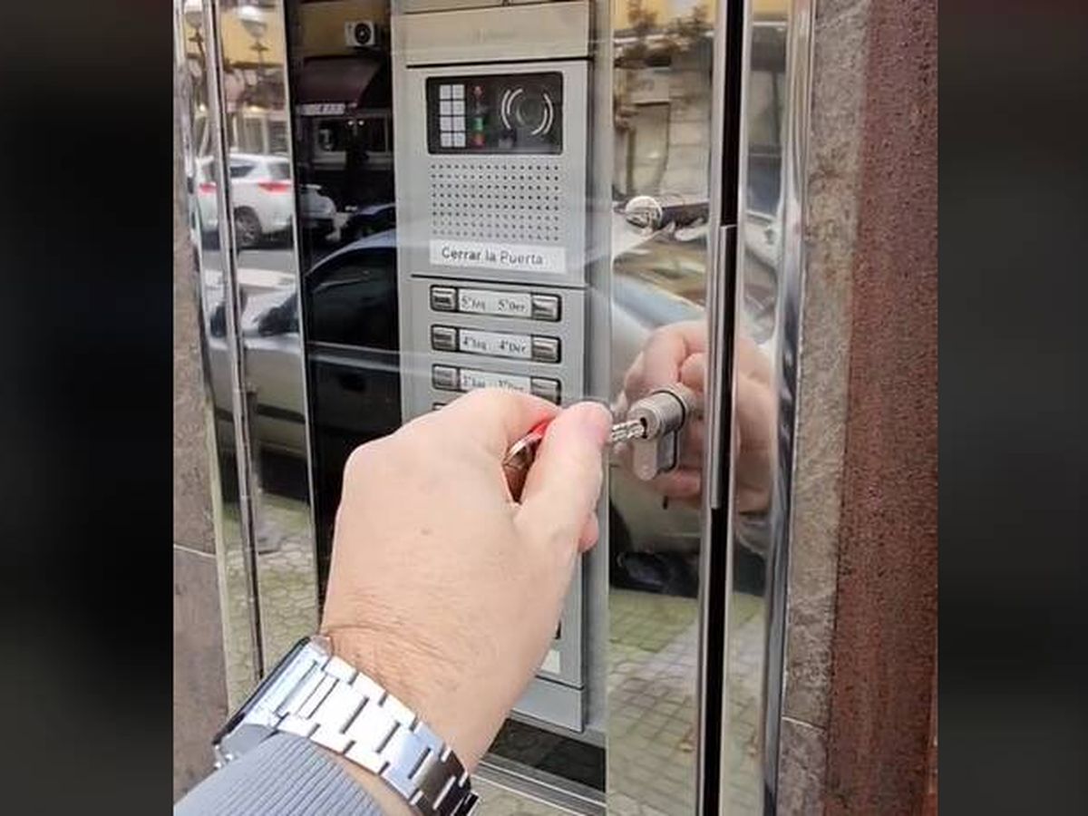 Foto: Un portero automático cerrado con llave: el extraño funcionamiento de los timbres en este portal (TikTok/@rekadista)