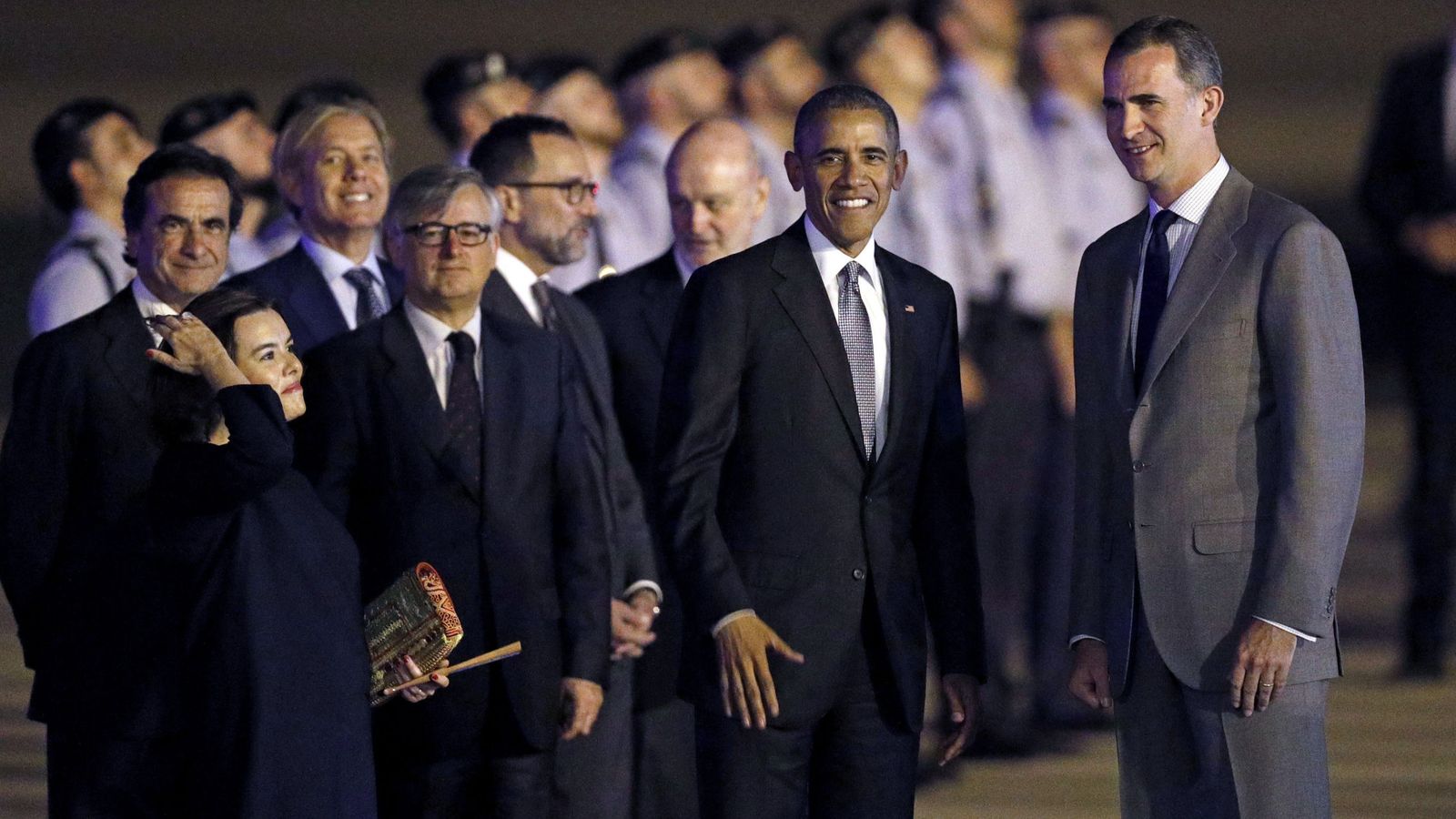 Foto: El presidente de Estados Unidos, Barack Obama (2-d), acompañado por Felipe VI (d) y la vicepresidenta en funciones, Soraya Sáenz de Santamaría (i), a su llegada a la base aérea de Torrejón. (EFE)