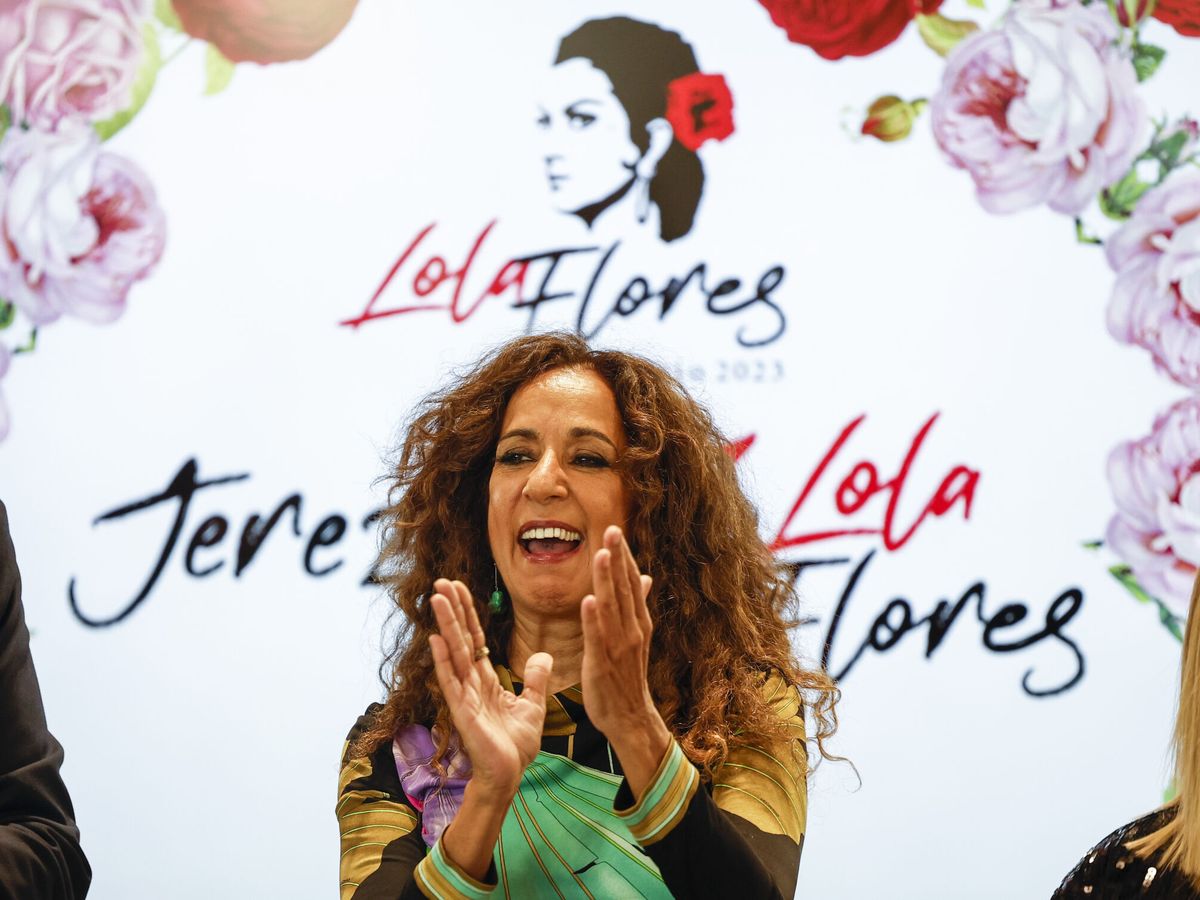 Foto: Rosario Flores, hija de la cantaora Lola Flores, participa en la presentación de conmemoración del Centenario Lola Flores. (EFE/Sergio Perez)