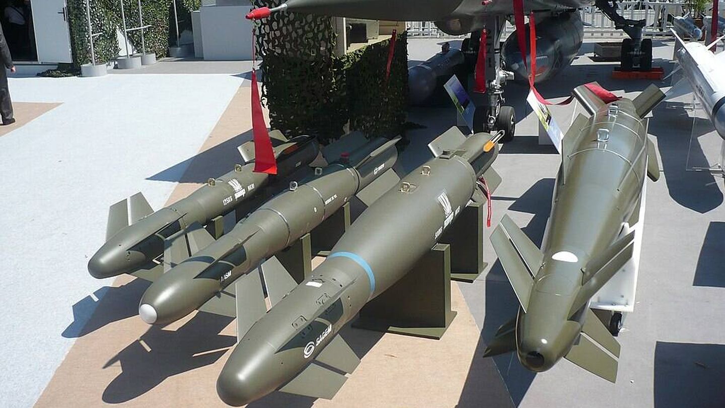 Familia de bombas guiadas AASM Hammer bajo un Dassault Mirage F1. De izquierda a derecha: 125 kg, 250 kg, 500 kg y 1000 kg. (Killersurprise64 / Wikimedia)