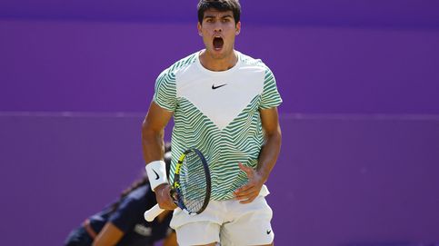 Un triunfo que le doctora: Alcaraz se estrena en la hierba y será cabeza de serie en Wimbledon (6-4, 6-4)