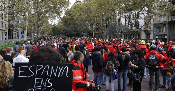 Foto:  Bomberos se manifiestan por Barcelona secundando la jornada de paro. (EFE)