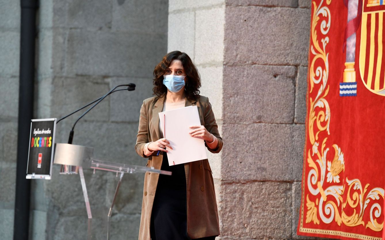 La presidenta de la Comunidad de Madrid, Isabel Díaz Ayuso en un acto en homenaje a los docentes. (EFE)