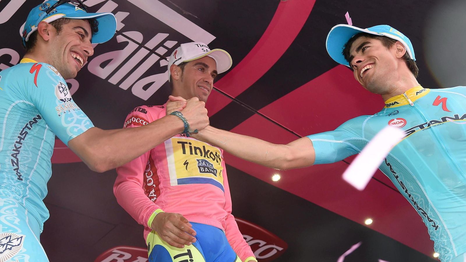 Foto: Mikel Landa saluda a su compañero Fabio Aru en el podio del Giro, con Contador en el centro (Efe)