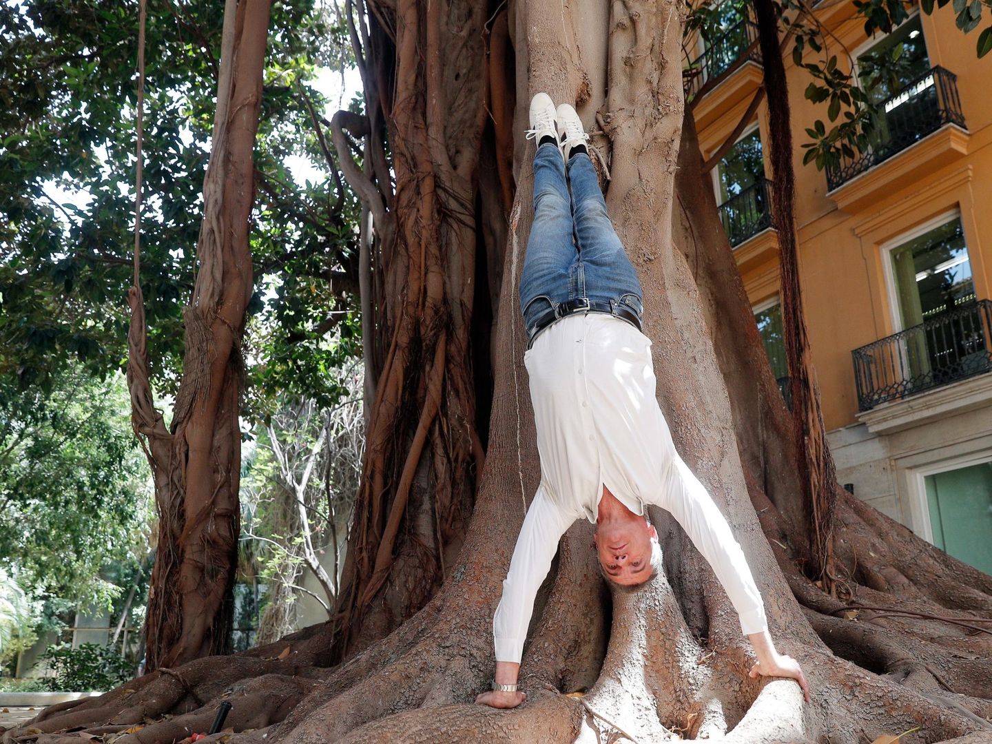 Toni Cantó, haciendo equilibrios de yoga en el patio de las Cortes Valencianas. (EFE)