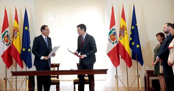 Foto: Pedro Sánchez recibe al presidente de Perú, Martín Vizcarra. (EFE)