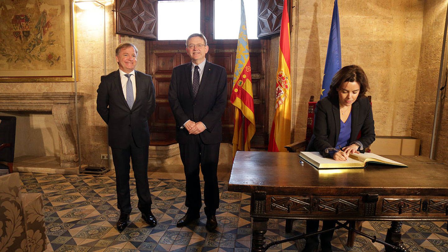 Santamaría firma el libro de visitas de la Generalitat. Puig le ha regalado una lámina del fallecido Doro Balaguer. (GVA)