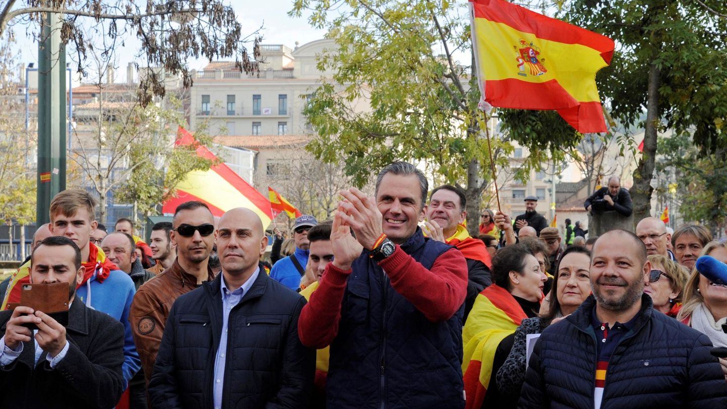 El secretario general de Vox, Javier Ortega Smith (en el centro de la imagen), participó en el acto conmemorativo del 40 aniversario de la Constitución convocado en Girona. (EFE)