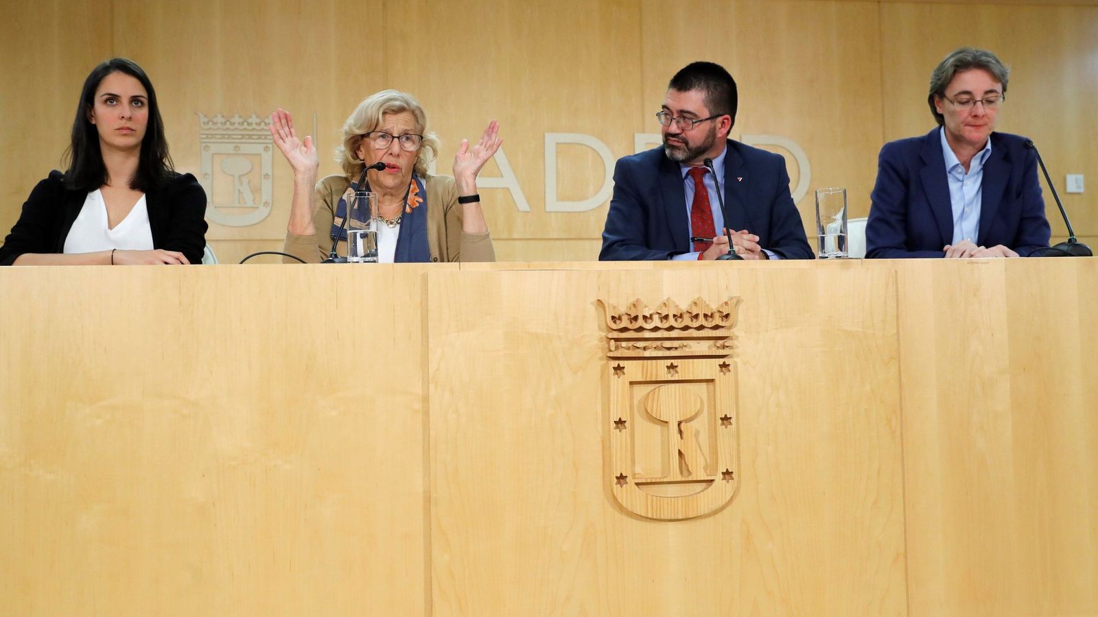 Foto: La alcaldesa de Madrid, Manuela Carmena, junto a Rita Maestre, Carlos Sánchez Mato y Marta Higueras. (EFE)