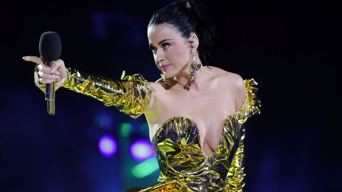 Los looks de Katy Perry para la coronación: del traje lila en la abadía al vestido dorado del concierto