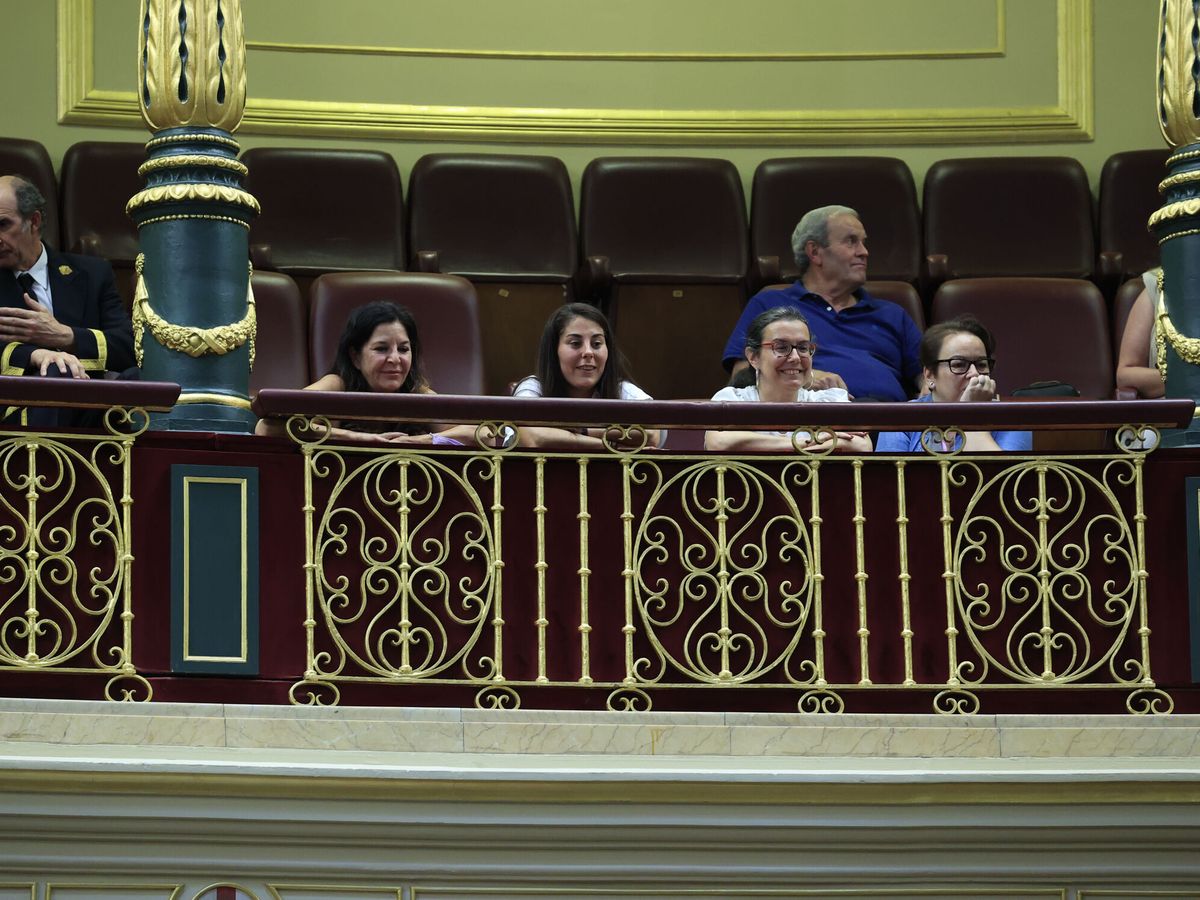 Foto:  Grupo de feministas que apoyan la proposición de ley orgánica. (EFE/Zipi)