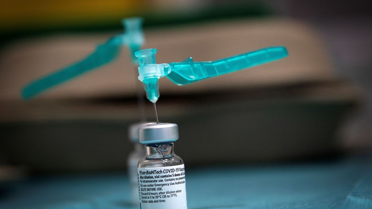 Las patronales piden a Sanidad que las empresas puedan vacunar a sus empleados