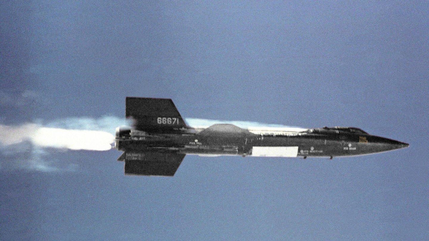 El X-15 es el avión tripulado (conocido) más rápido del mundo, pero no era a reacción como el SR-71 Blackbird. (USAF)