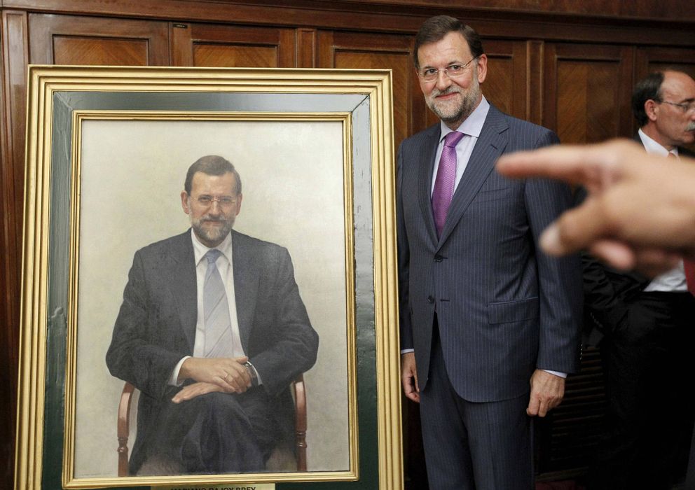 Foto: Mariano Rajoy posa junto a su retrato como exministro de Educación (EFE)