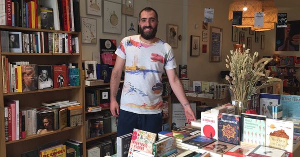 Foto: Rafa regenta la librería 'Nakama' de la calle Pelayo. Lamenta que la actividad cultural del Orgullo haya quedado relegada. (P.E.)