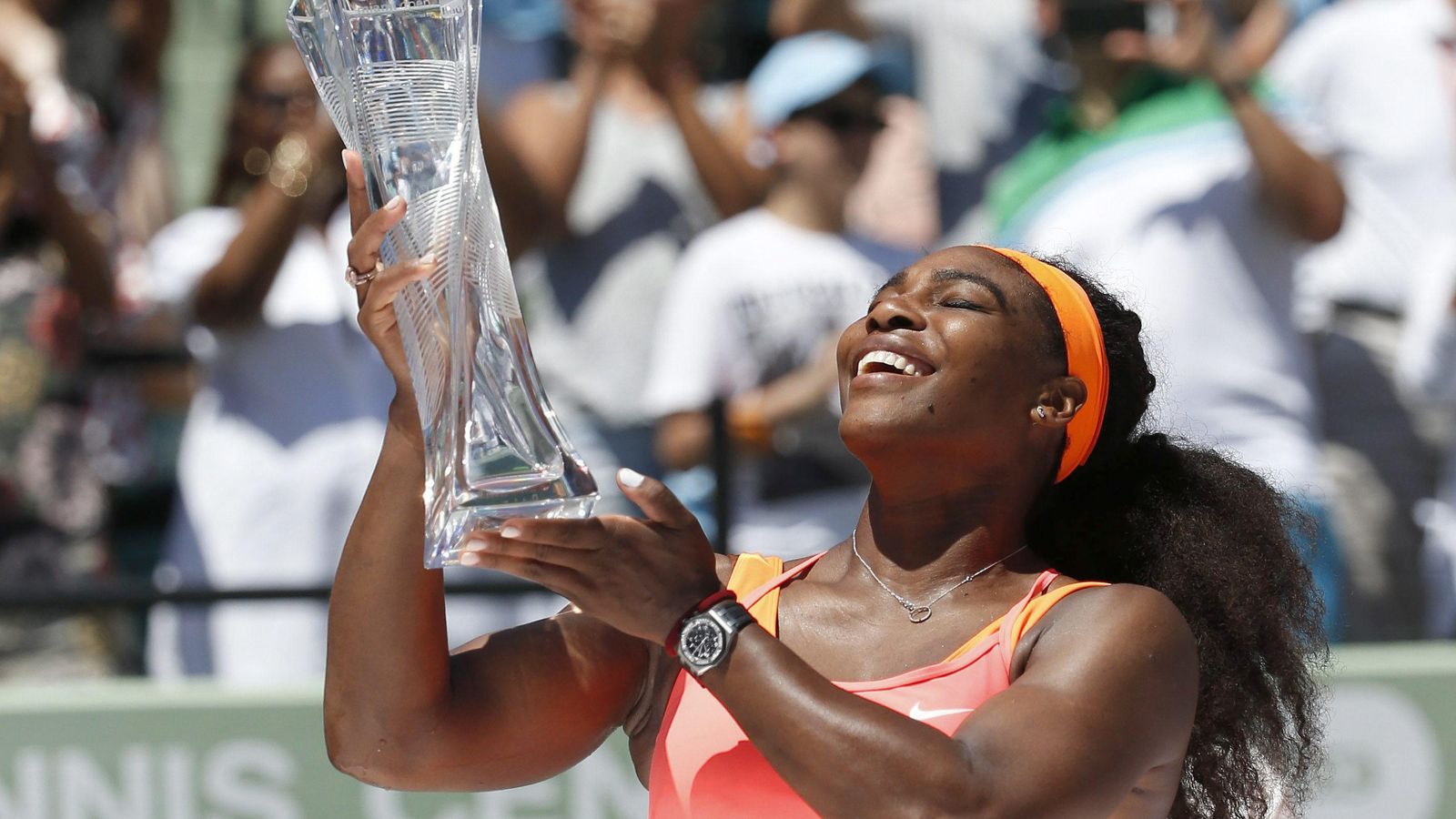 Foto: Serena Williams celebra el Abierto de Miami conquistado ante Carla Suárez (Efe).