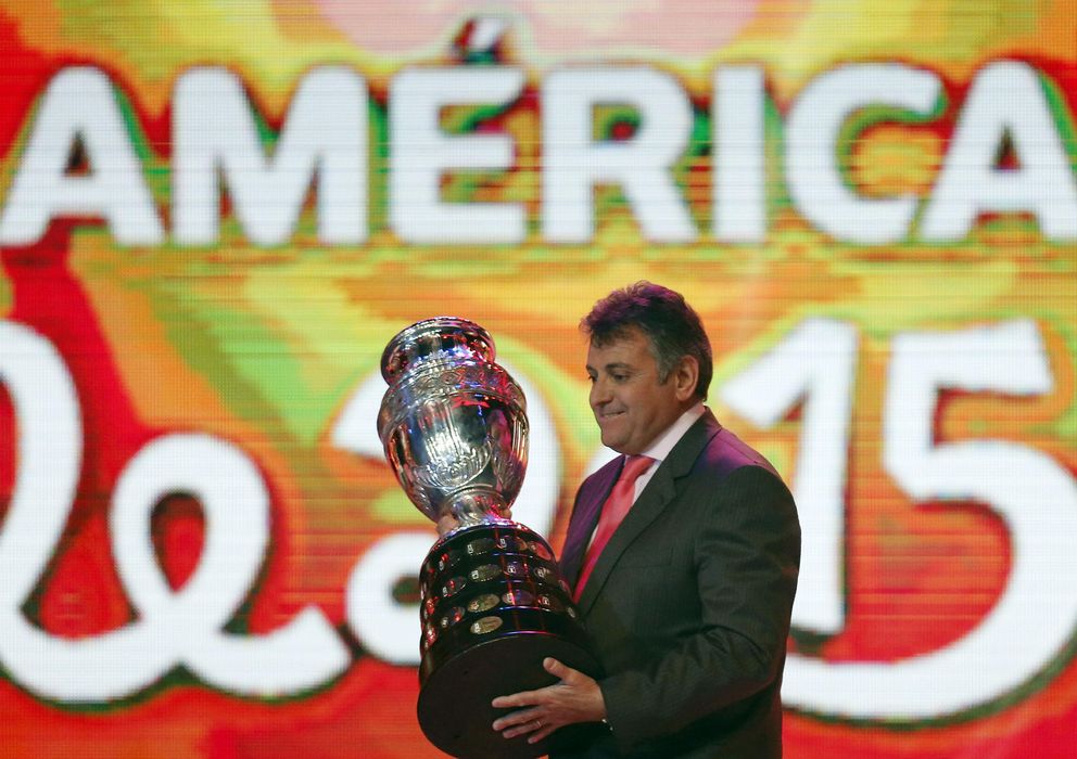 Foto: El presidente de la Federacion de futbol de Uruguay, Wilmar Valdéz, presenta la Copa America.