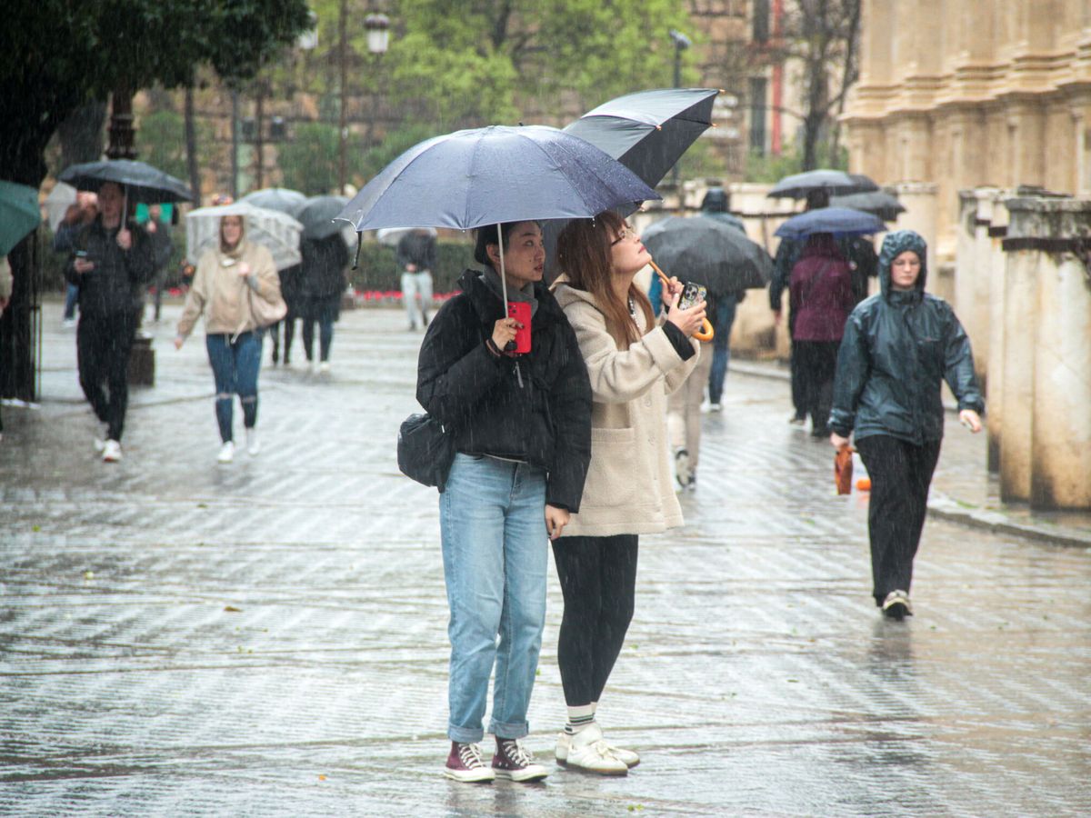 Foto: Una nueva borrasca después de Karlotta: la Aemet avisa de más lluvia y el desplome de las temperaturas. (Europa Press/María José López)
