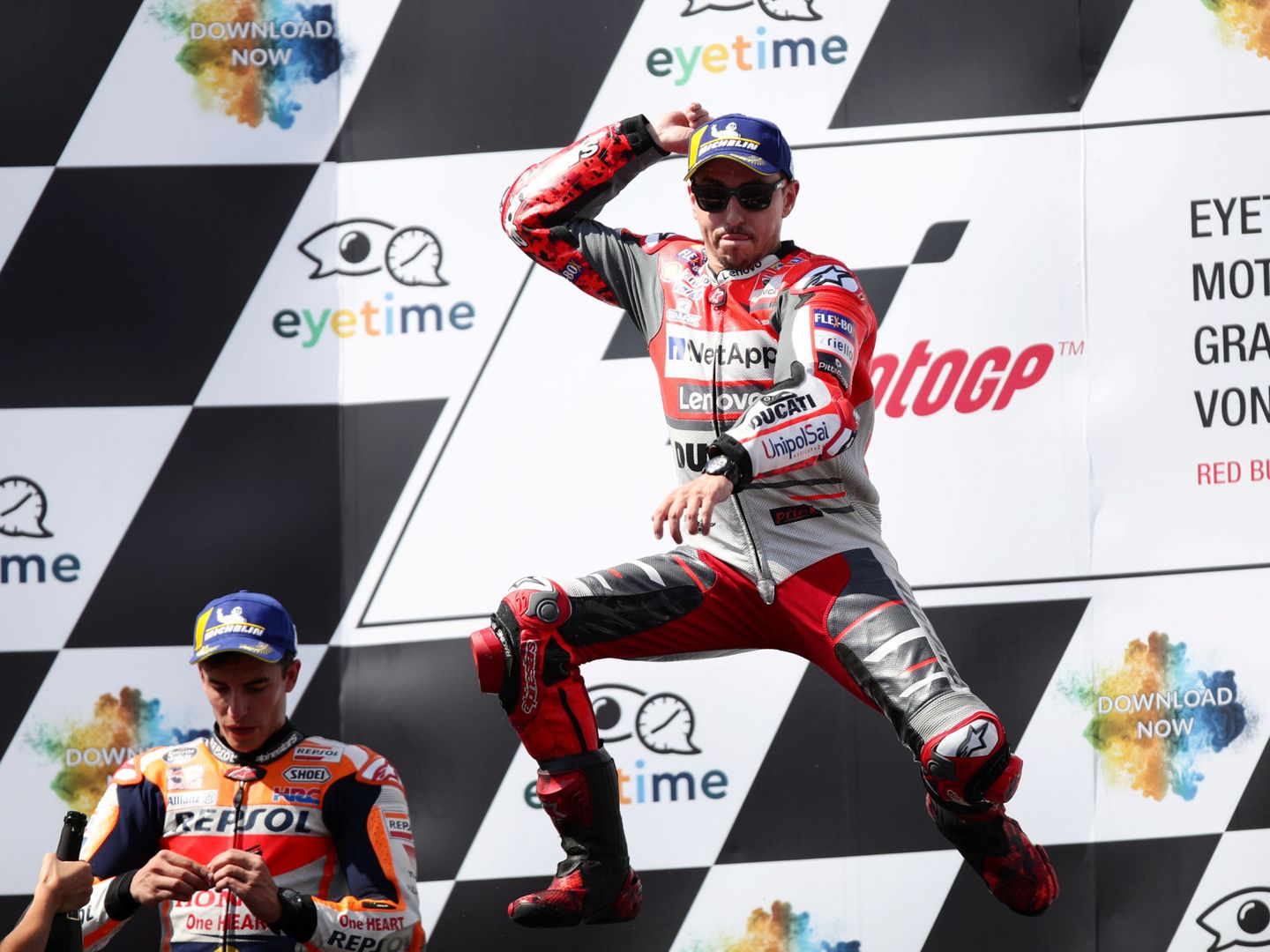 Lorenzo celebra su victoria con Ducati en el GP de Austria. (EFE)