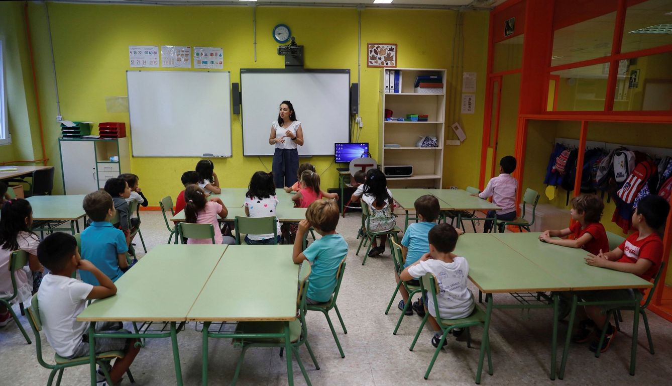 Una profesora imparte clase de Educación Infantil. (EFE)