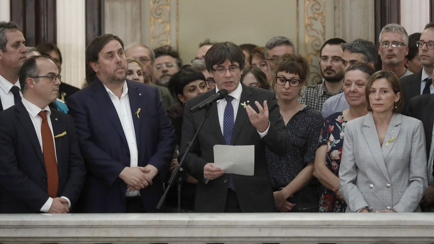 Carles Puigdemont junto a Oriol Junqueras y Carme Forcadell. (EFE)