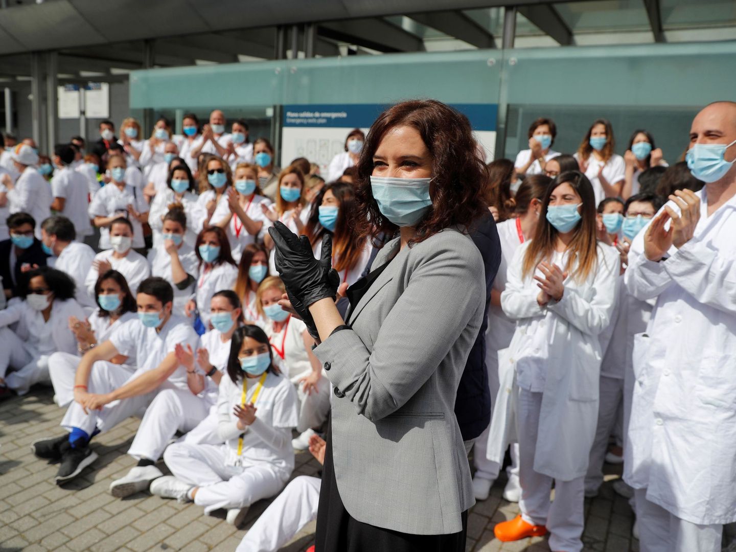 La presidenta de la Comunidad de Madrid, Isabel Díaz Ayuso (d), en el acto de cierre del hospital de campaña del recinto ferial de Ifema este viernes. (EFE)