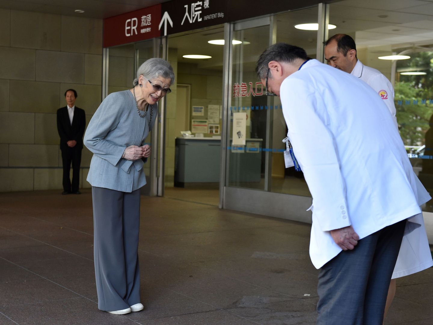 Michiko, al salir del hospital tras ser operada de cáncer de mama. (Agencia Imperial de Japón)