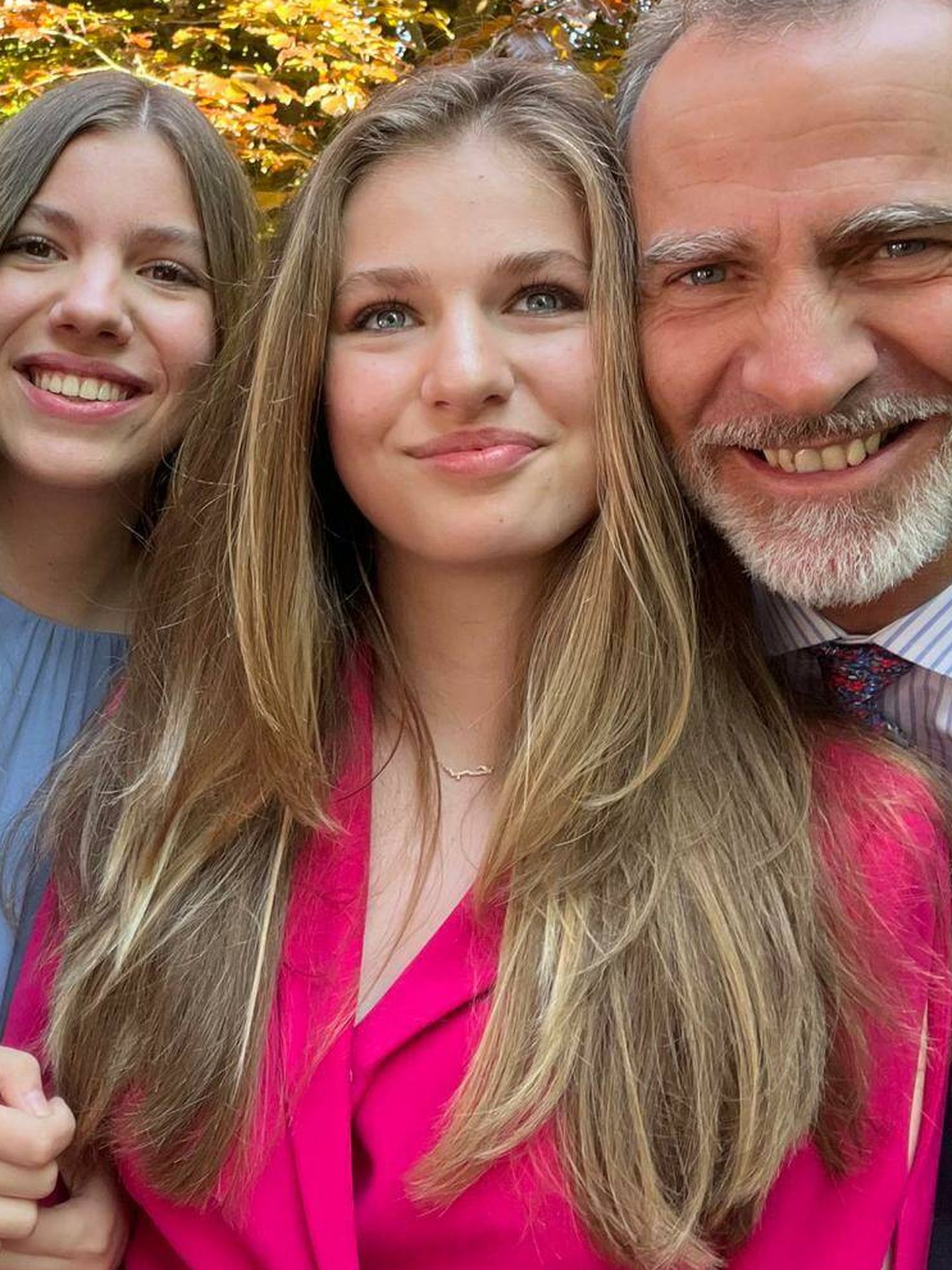 El selfi de los Reyes y sus hijas en la graduación de Leonor. (Casa Real)