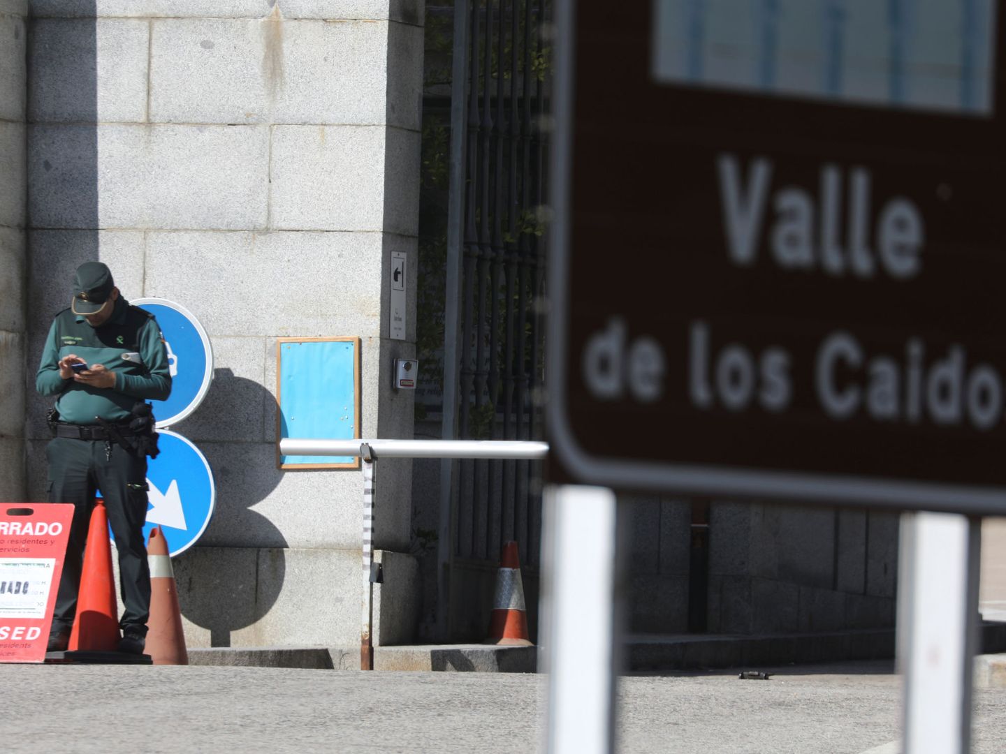 Un guardia civil protege la entrada del Valle de los Caídos, cerrado al público, este 21 de octubre. (Reuters)
